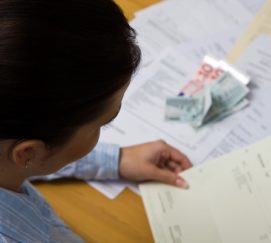 Femme en train de regarder des documents