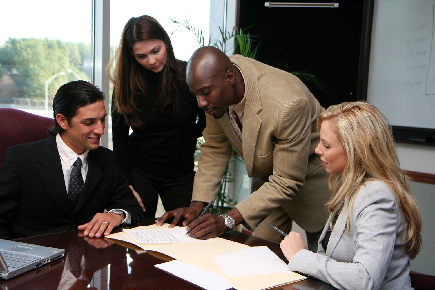 Personnes en train de signer un contrat