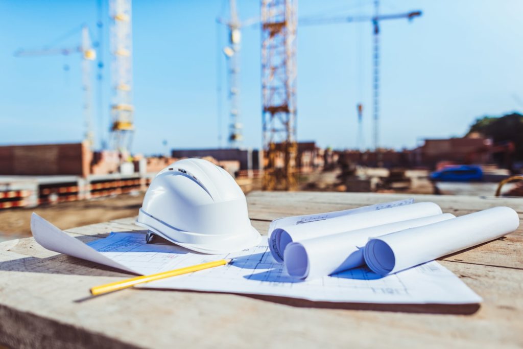 Casque et documents posés sur un chantier
